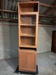 Højt vitrineskab Kr. 1600,-