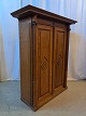 Stort vægskab Kr. 1450,-